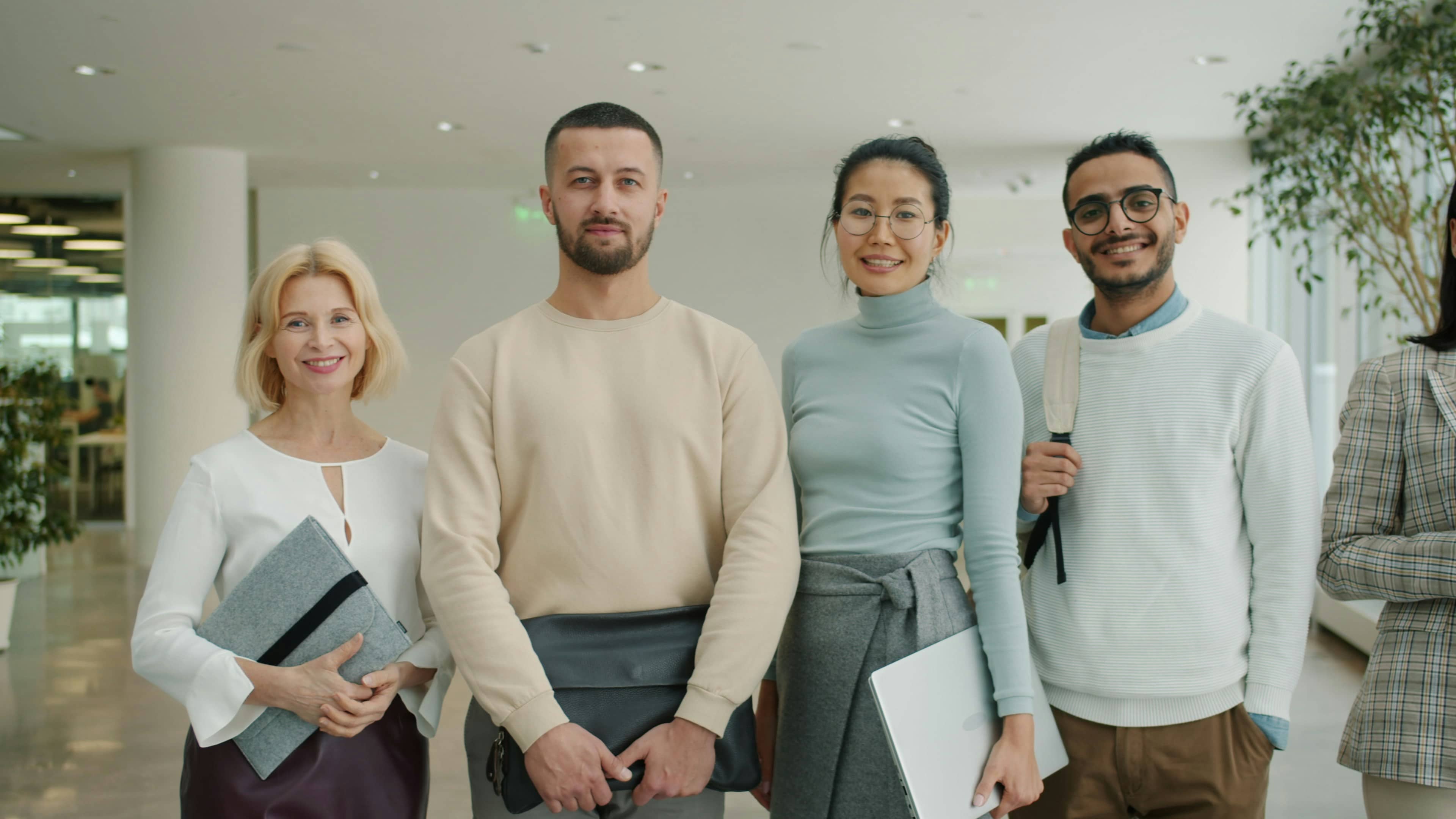 Vier Personen eines Serviceteams stehen nebeneinander.